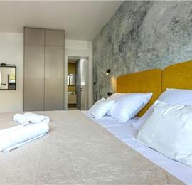 4 bedroom villa with infinity pool and sea views in Crikvencia, Rijeka, sleeps 8